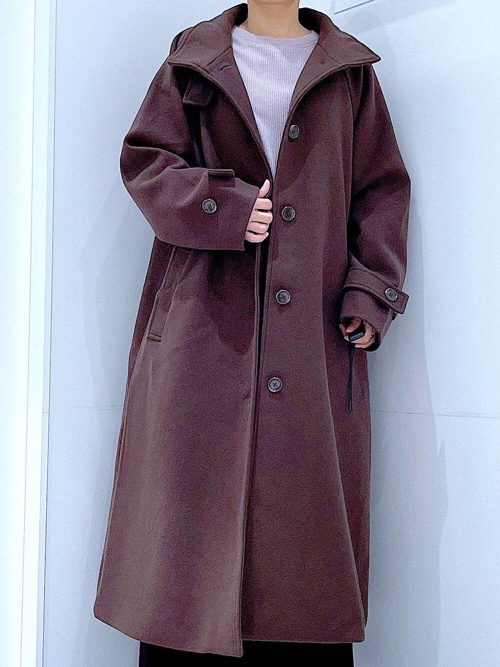 ブラウン系のその他アウター、ブラウン系のショルダーバッグ、ブラック系のスカートを着用したレディースの冬コーディネートの7枚目の写真