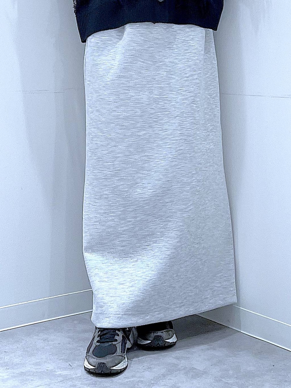 グレー系のスカート、ブラック系のショルダーバッグ、ブラック系のカーディガン/ボレロを着用したレディースの春コーディネートの8枚目の写真