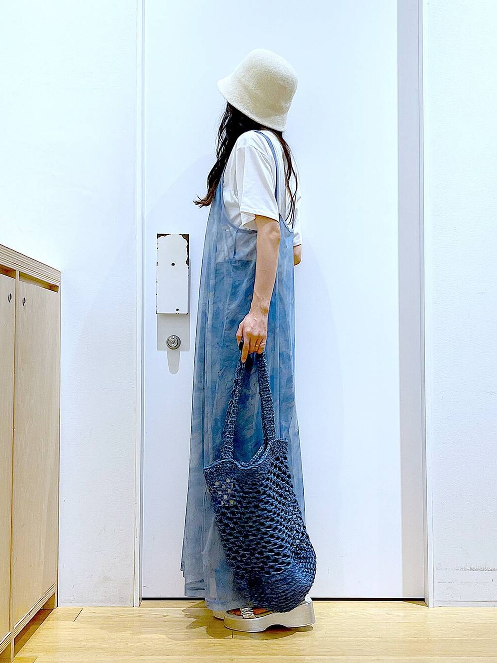 シルバー系のサンダル、ブルー系のワンピース、ブルー系のトートバッグを着用したレディースの夏コーディネートの3枚目の写真