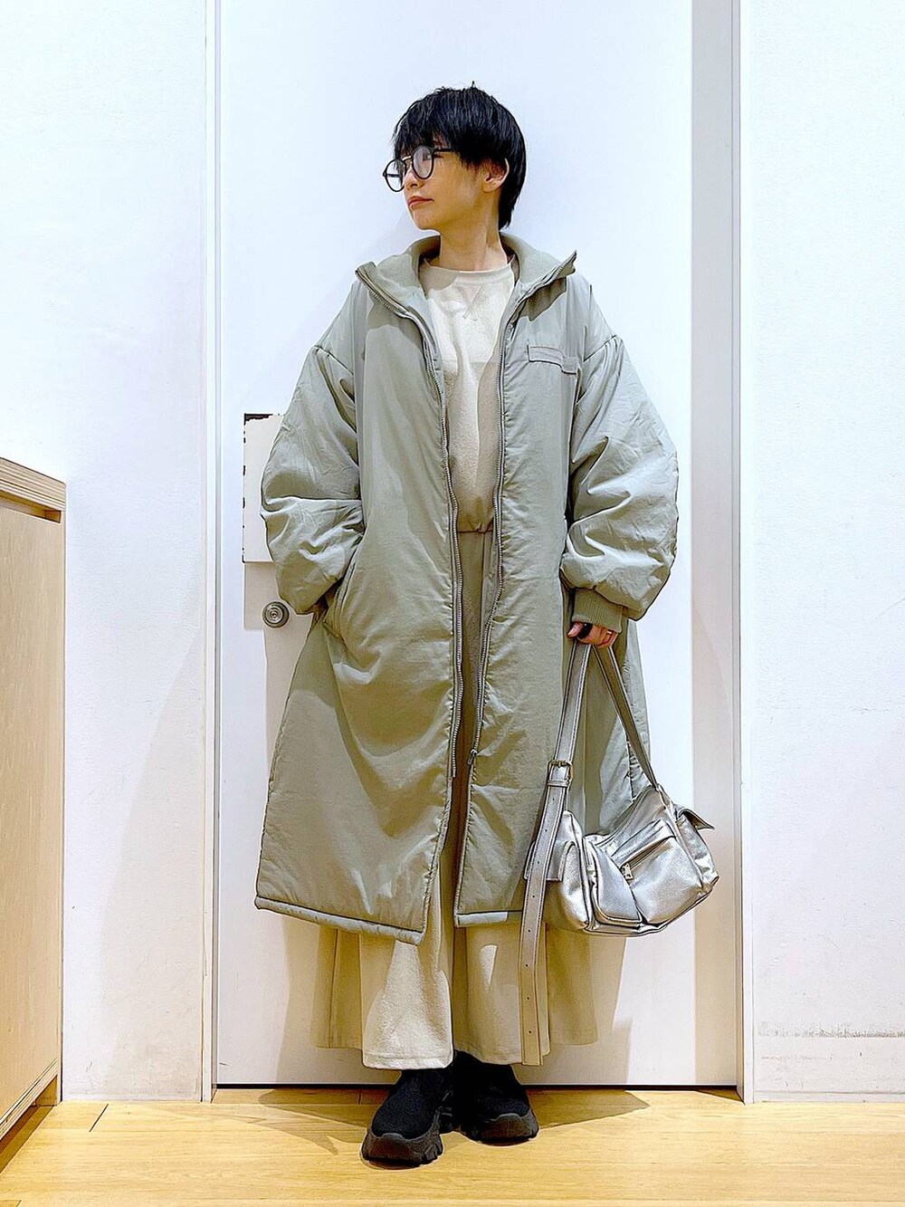 「リラックス、若見え、ゆったり、休日コーデ、骨格ウェーブ、LAKOLE、コート、冬アウター、カジュアルコーデ、おでかけ、ショルダーバッグ、ブーツ、メガネ、シンプルコーデ、ロングコート」｜「LAKOLEのミリタリー中綿コート / 135661（ミリタリージャケット、グリーン系）」を使った、あおき@LAKOLE海老名さん（レディース・156cm）の冬コーディネートの2枚目の写真