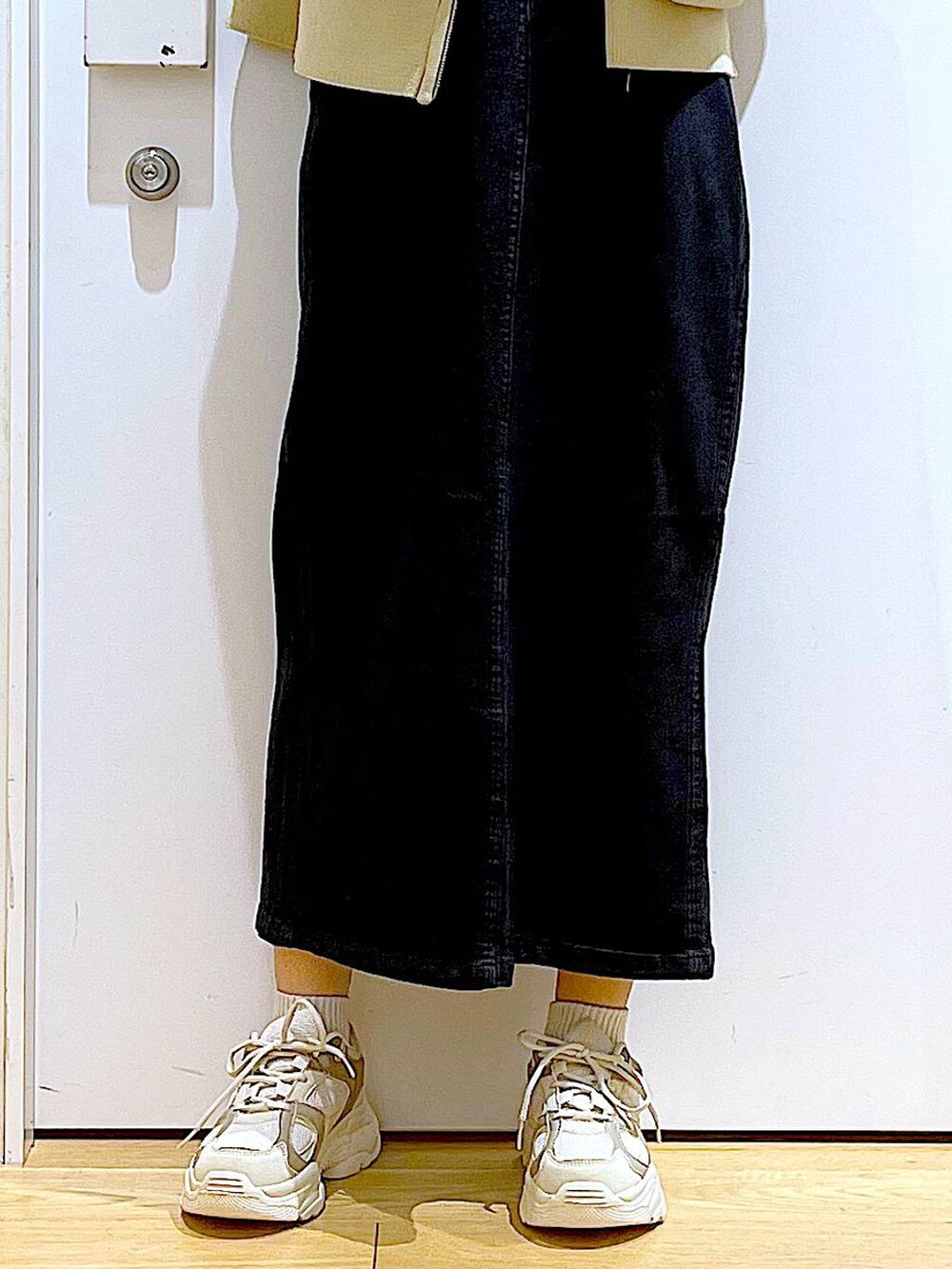 グレー系のジャンパースカート、ブラック系のTシャツ/カットソー、その他のトートバッグを着用したレディースの冬コーディネートの8枚目の写真