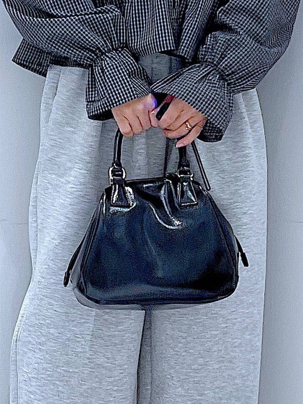 ブラック系のショルダーバッグ、グレー系のバレッタ/ヘアクリップを着用したレディースの春コーディネートの9枚目の写真