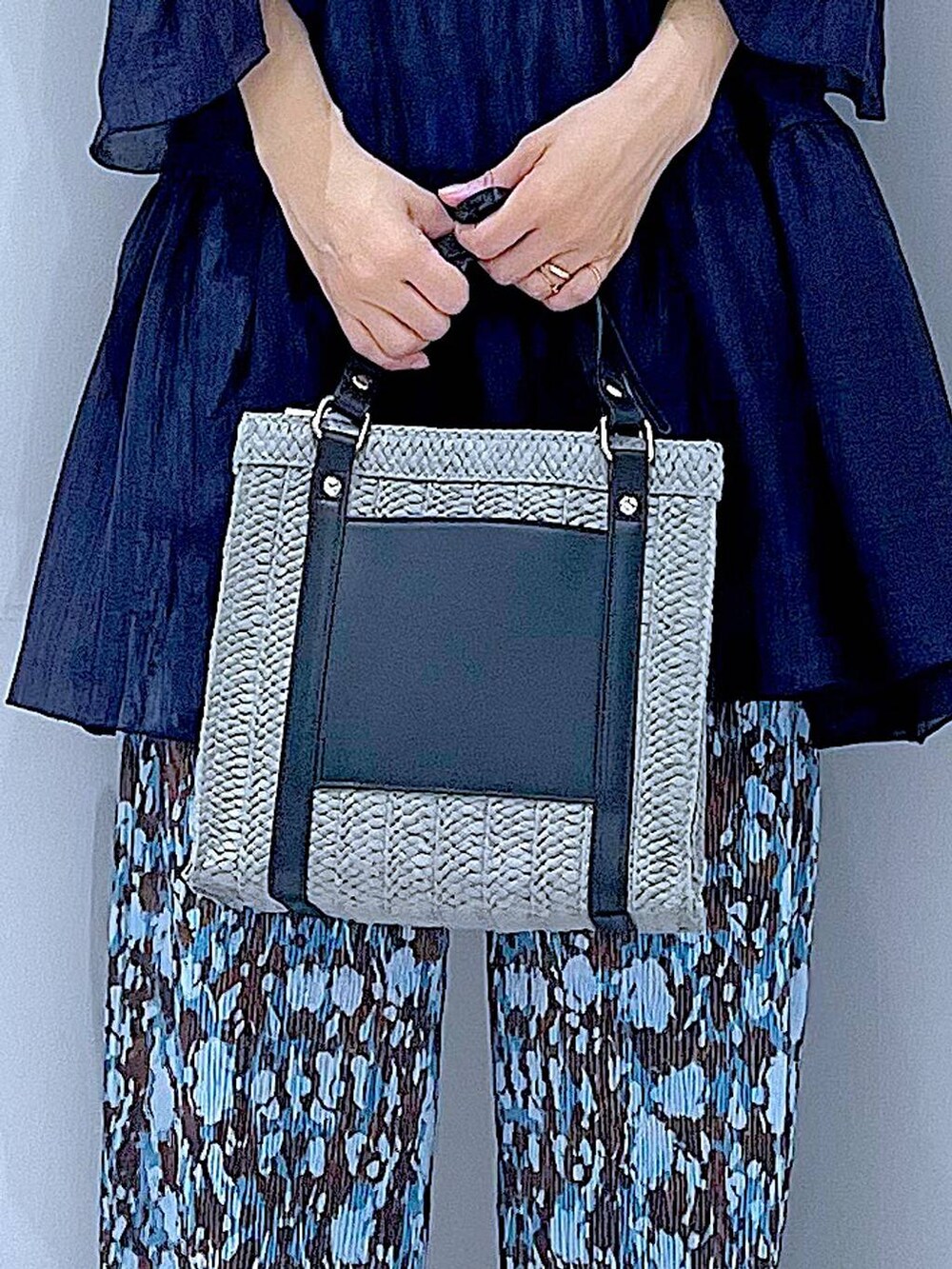 グレー系のショルダーバッグ、ブラック系のスニーカー、ブラック系のその他トップスを着用したレディースの春コーディネートの9枚目の写真