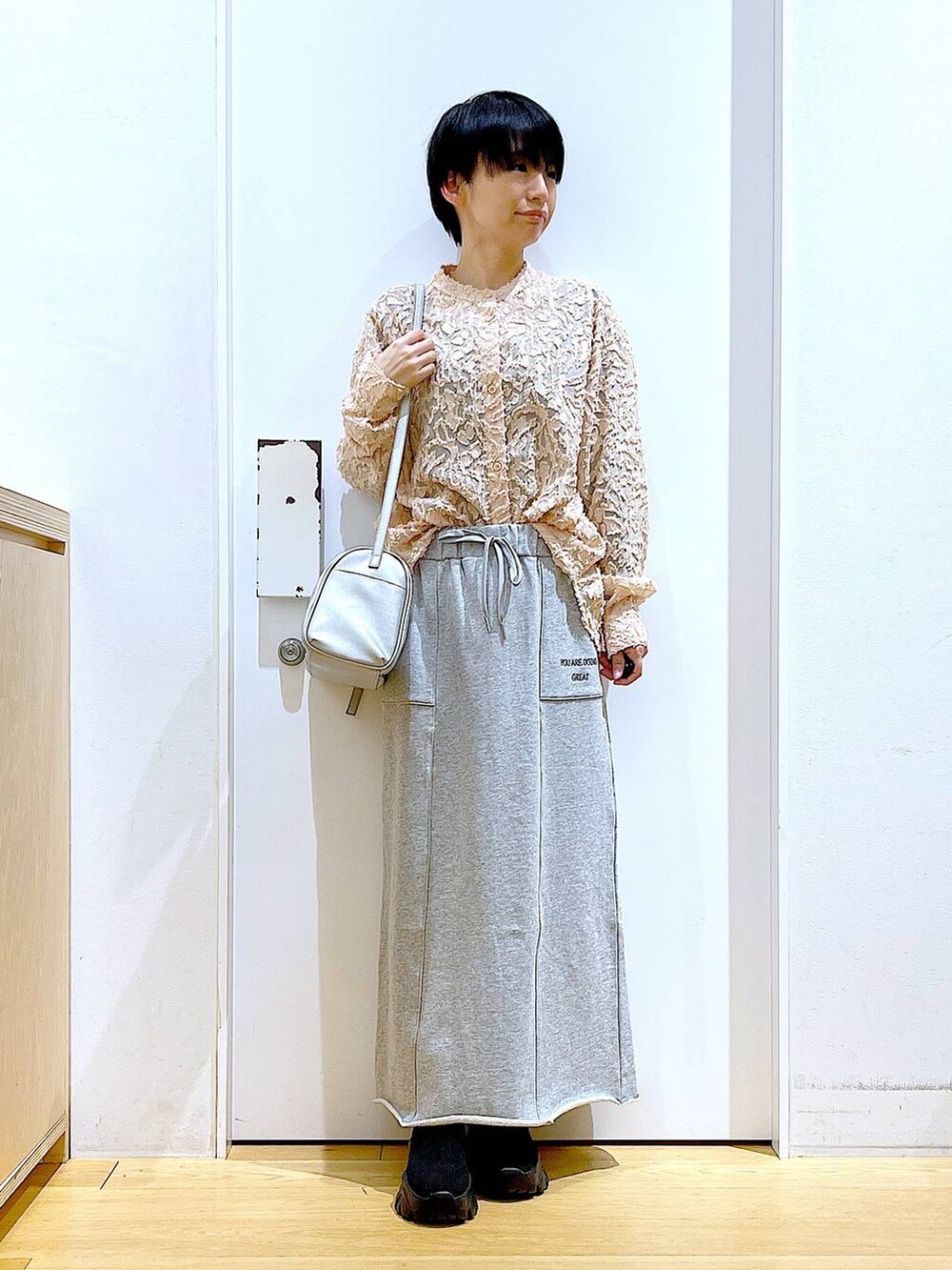 「リラックス、若見え、ゆったり、休日コーデ、骨格ウェーブ、LAKOLE、シャツ、差し色コーデ、春コーデ、春色、スカート、カジュアルコーデ、カジュアル、楽ちんコーデ、ショルダーバッグ」｜「LAKOLEのニットスニーカーソールブーツ / 140064（ブーツ、ブラック系）」を使った、あおき@LAKOLE海老名さん（レディース・156cm）の冬コーディネートの2枚目の写真