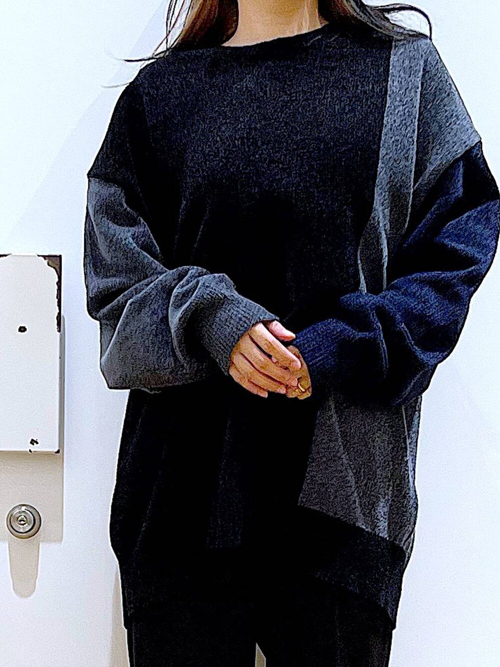 グレー系のニット/セーター、ブラック系のブーツ、ブラック系のその他パンツを着用したレディースの冬コーディネートの7枚目の写真