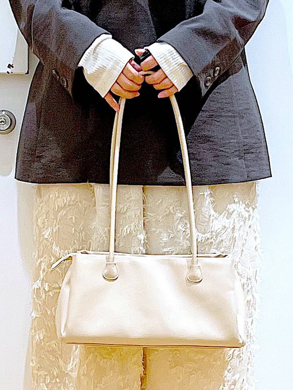 ホワイト系のトートバッグ、ホワイト系のパンプス、ホワイト系のその他パンツを着用したレディースの春コーディネートの9枚目の写真