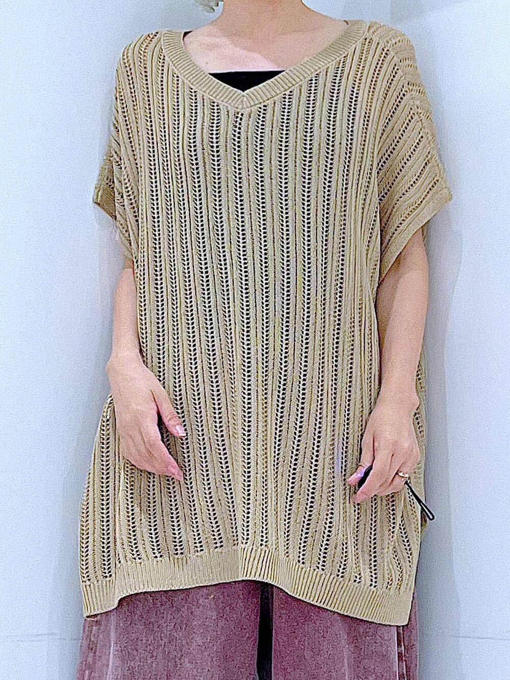レッド系のデニムパンツ、ホワイト系のサンダル、ホワイト系のハンドバッグを着用したレディースの夏コーディネートの7枚目の写真