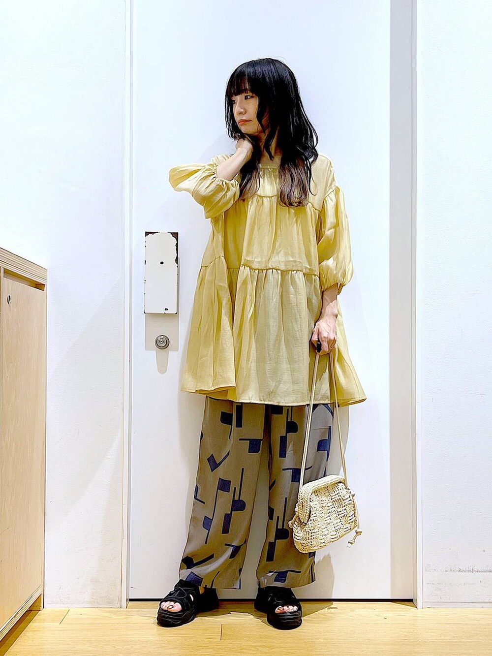 グレー系のその他パンツ、ホワイト系のショルダーバッグ、ブラック系のサンダルを着用したレディースの夏コーディネートの2枚目の写真