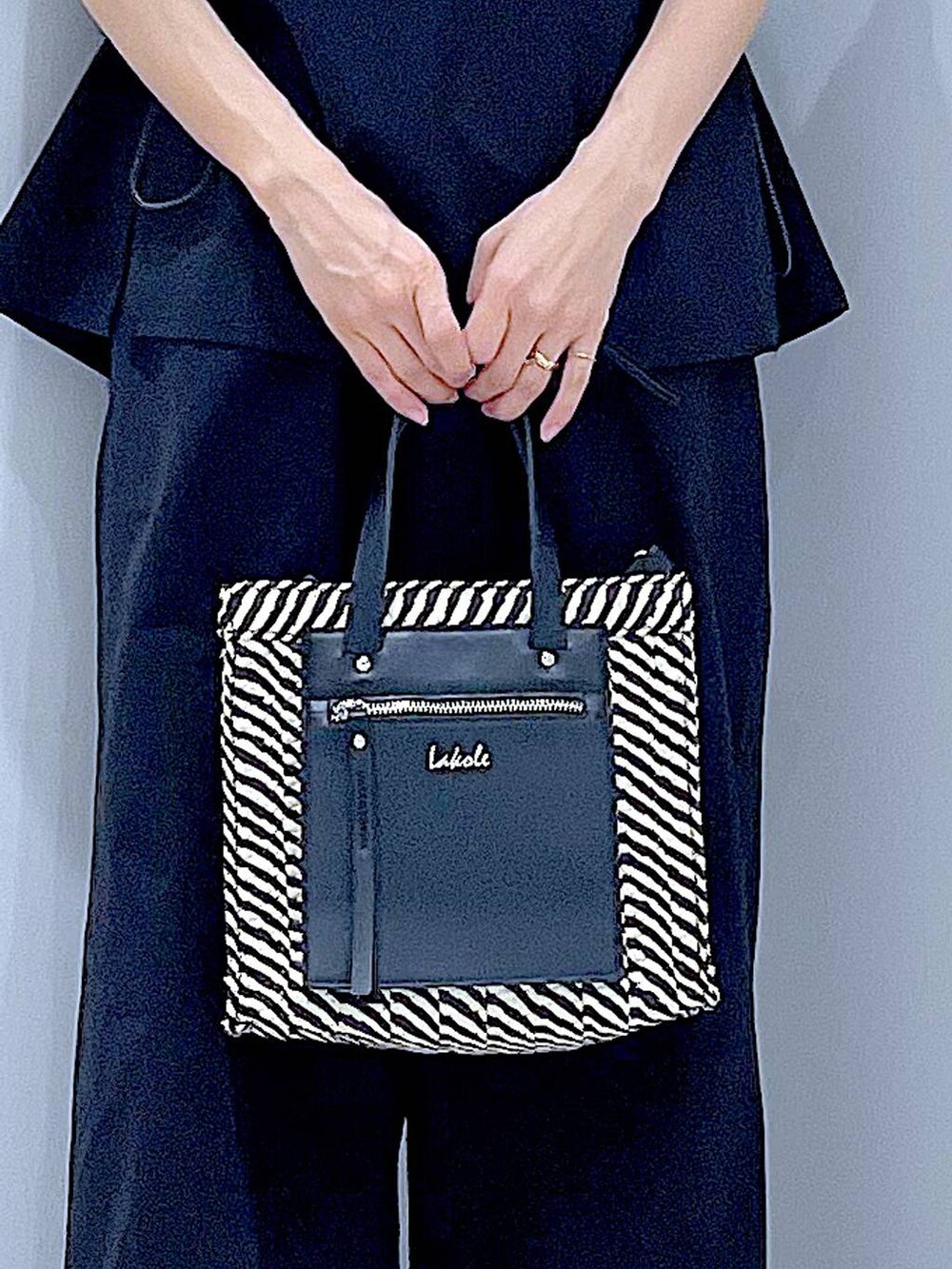 ブラック系のショルダーバッグ、ブラック系のサンダル、ブラック系のTシャツ/カットソーを着用したレディースの夏コーディネートの9枚目の写真