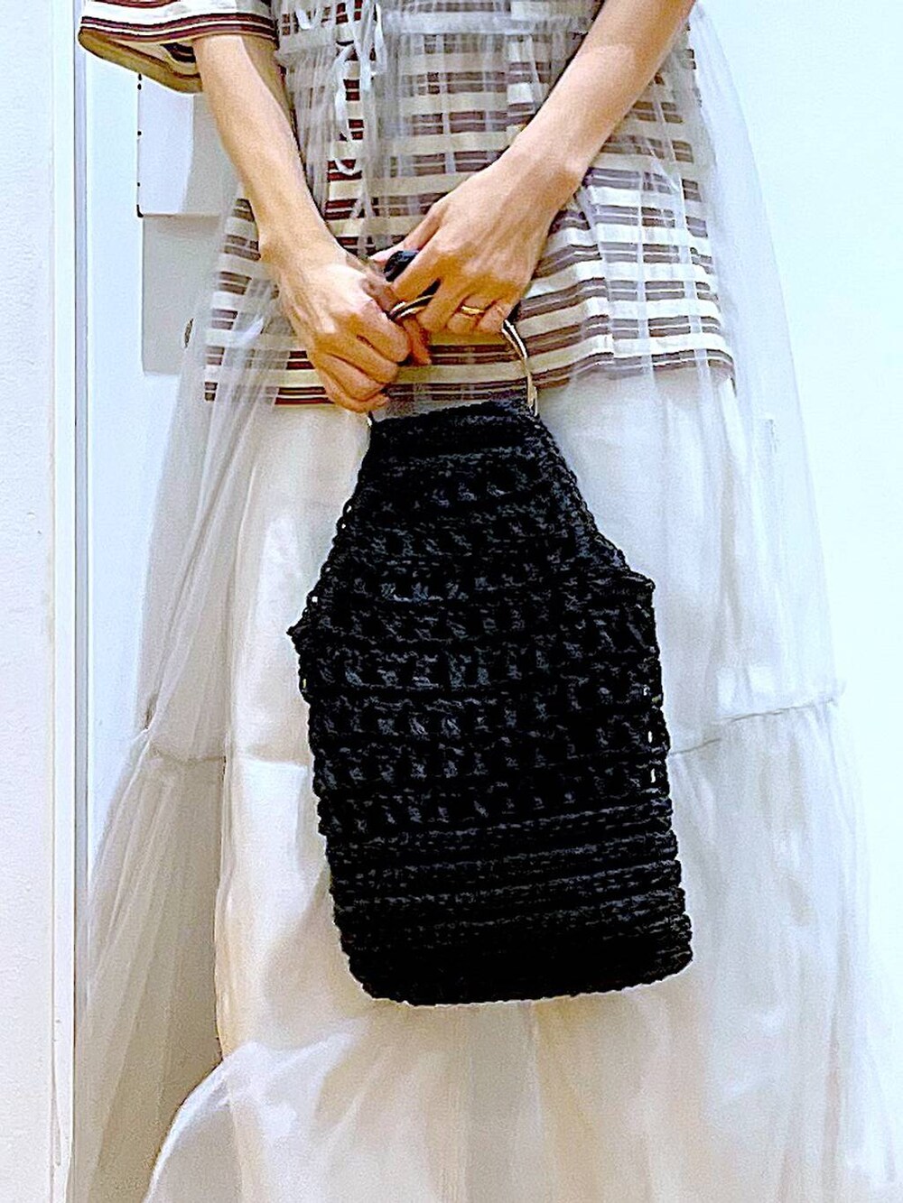 グレー系のワンピース、ホワイト系のその他パンツ、その他のパンプスを着用したレディースの春コーディネートの9枚目の写真