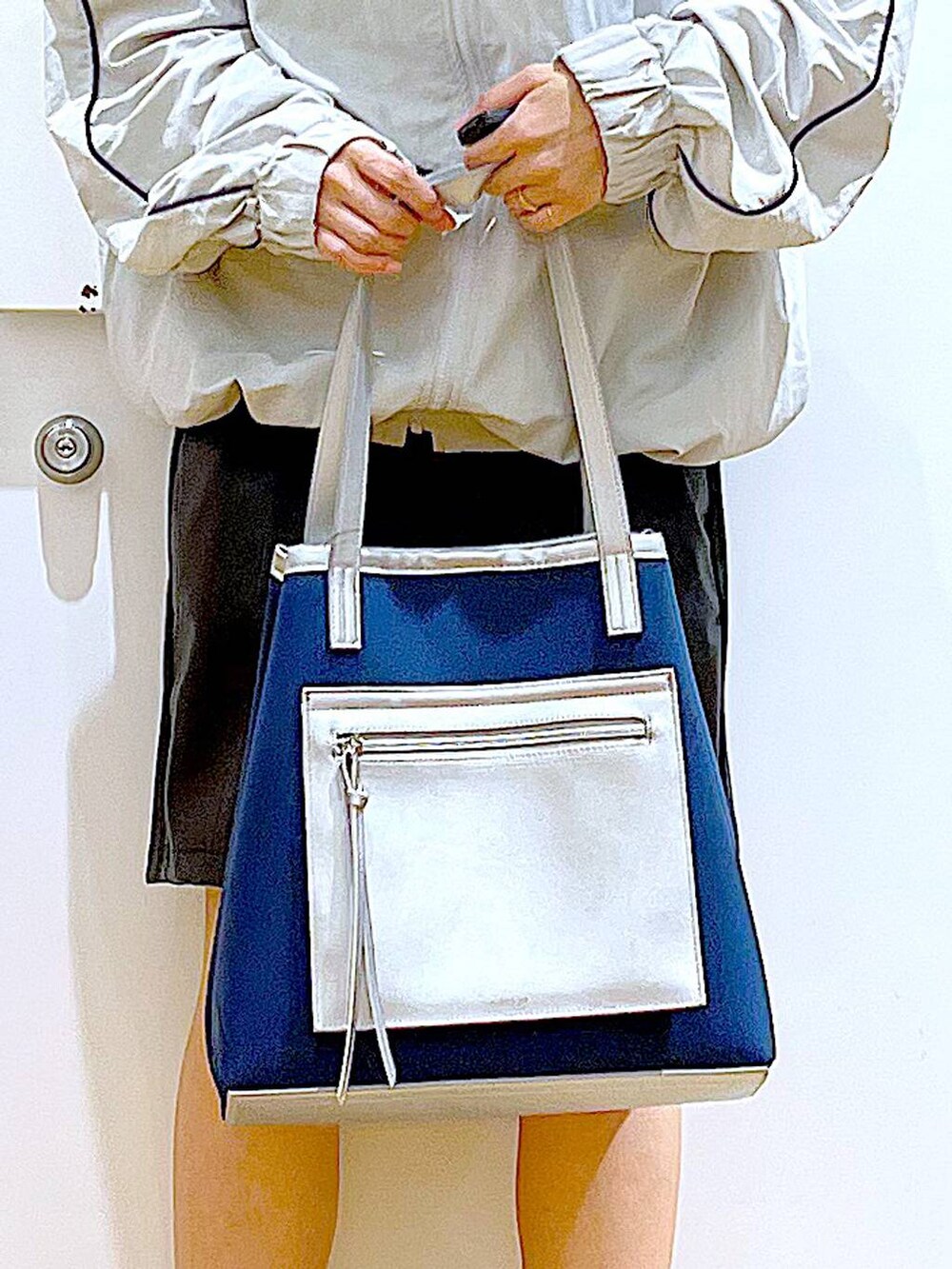 ブラック系のブーツ、ブルー系のトートバッグ、グレー系のブルゾンを着用したレディースの冬コーディネートの9枚目の写真