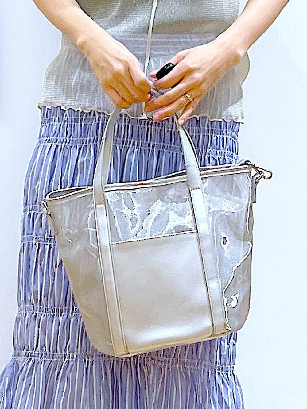 ホワイト系のサンダル、ホワイト系のTシャツ/カットソー、ブラック系のTシャツ/カットソーを着用したレディースの夏コーディネートの9枚目の写真