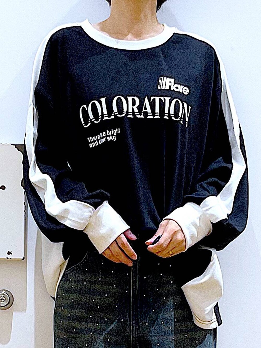 ベージュ系のブーツ、ホワイト系のトートバッグ、ブラック系のTシャツ/カットソーを着用したレディースの秋コーディネートの7枚目の写真