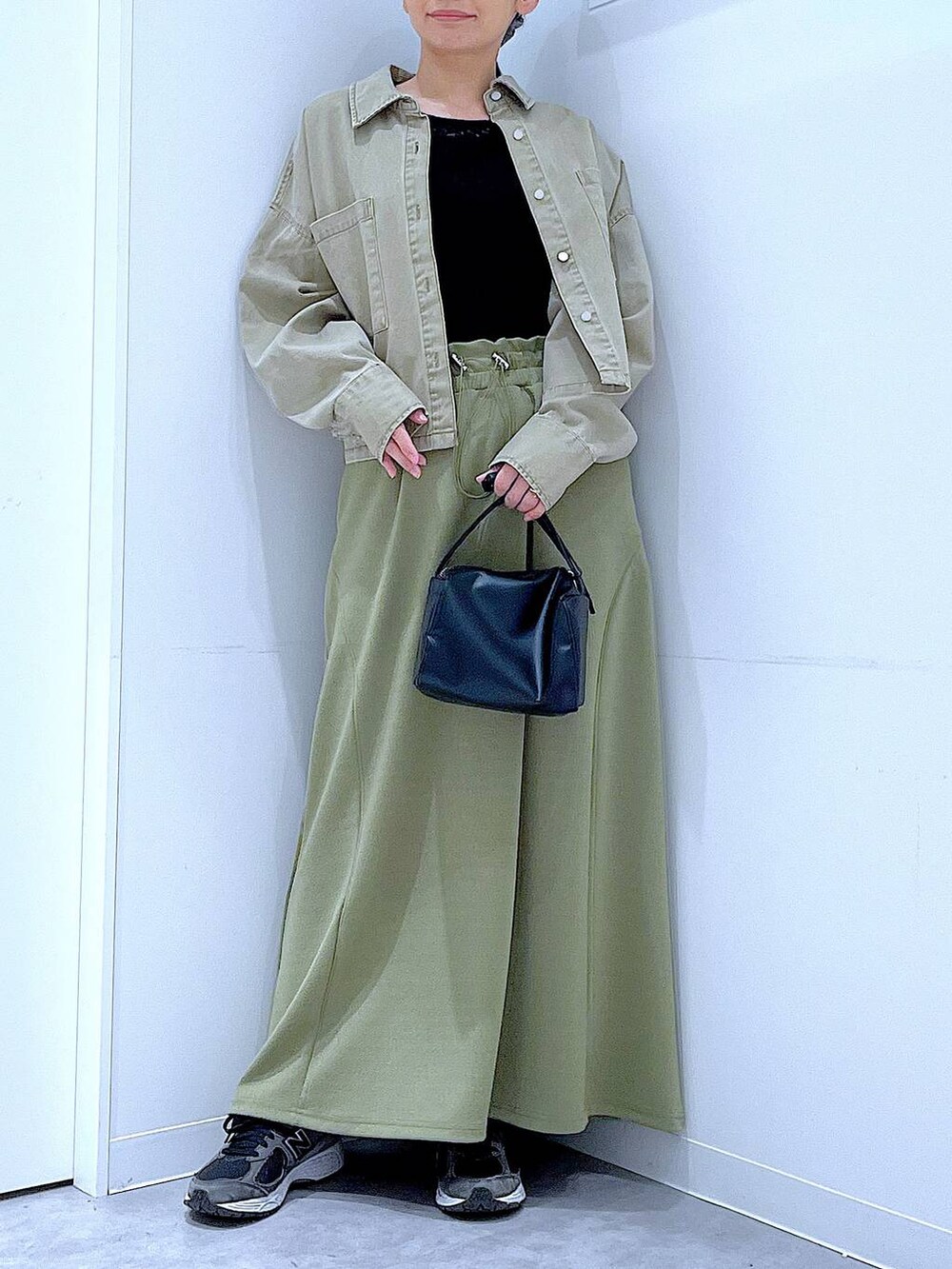 ブラック系のTシャツ/カットソー、ブラック系のショルダーバッグ、ベージュ系のシャツ/ブラウスを着用したレディースの冬コーディネートの6枚目の写真