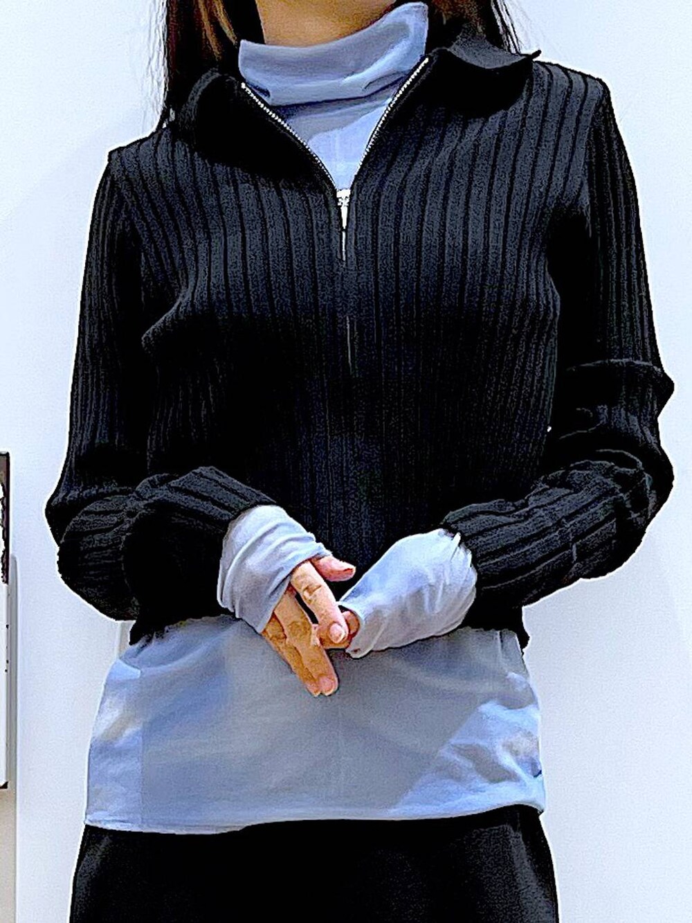 ブラック系のカーディガン/ボレロ、ブルー系のその他トップス、ブラック系のブーツを着用したレディースの冬コーディネートの7枚目の写真