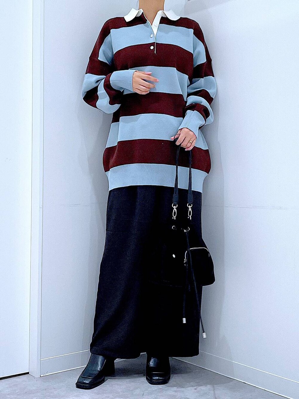 ブラック系のその他パンツ、ブラック系のショルダーバッグ、ブラウン系のニット/セーターを着用したレディースの秋コーディネートの6枚目の写真