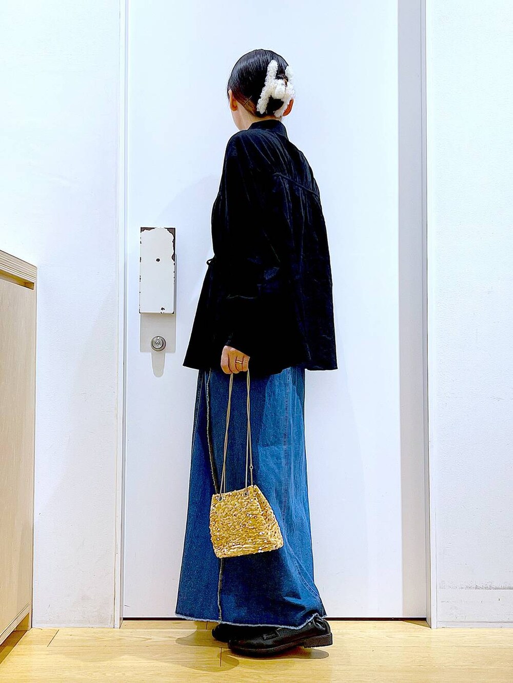 ベージュ系のショルダーバッグ、ブラック系のローファー、ブラック系のシャツ/ブラウスを着用したレディースの秋コーディネートの3枚目の写真