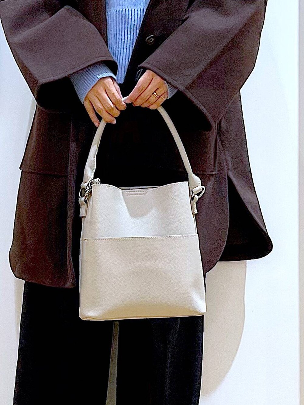 ブラウン系のその他アウター、グレー系のショルダーバッグ、ブラック系のブーツを着用したレディースの冬コーディネートの9枚目の写真