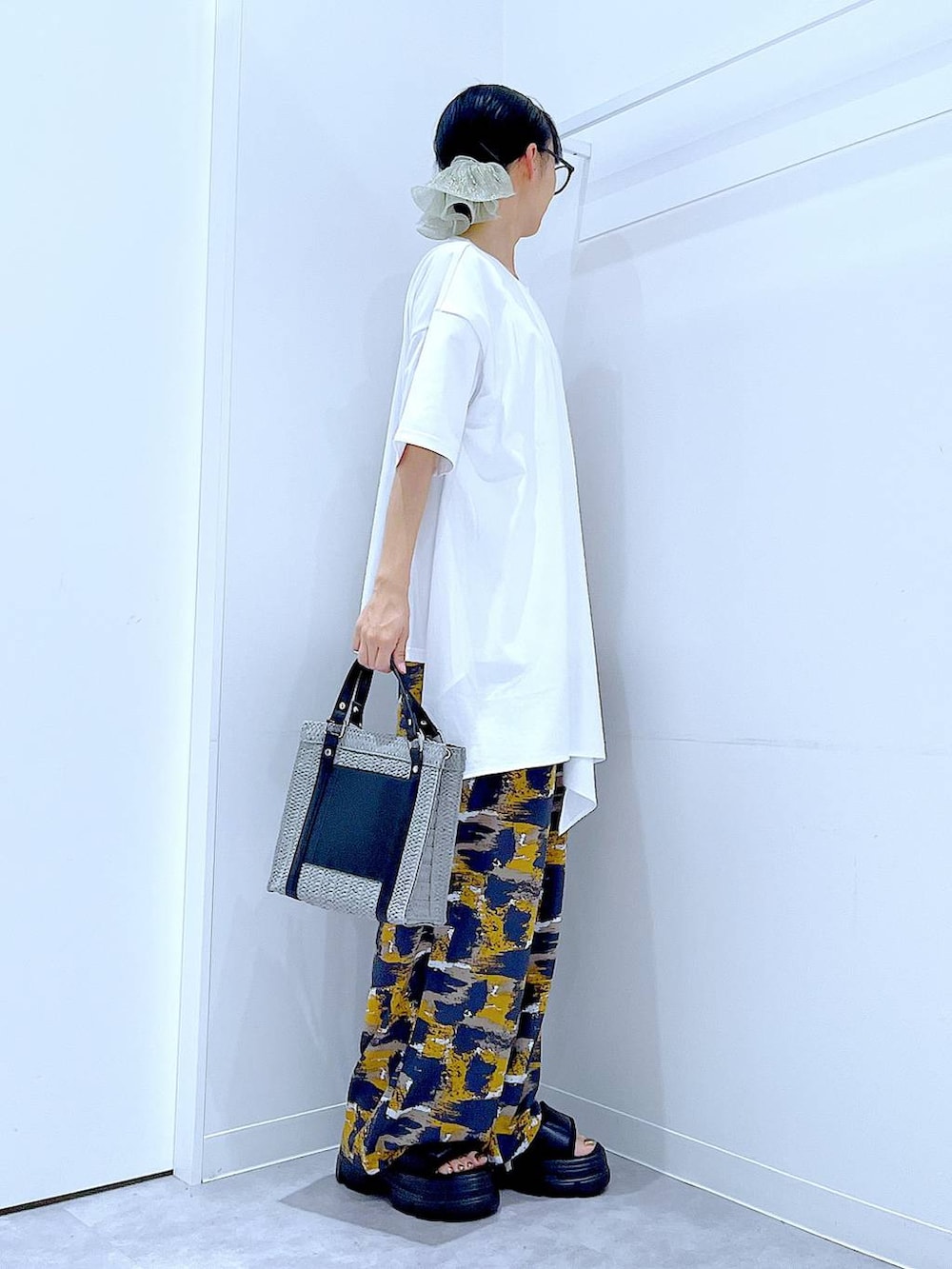 グレー系のその他パンツ、グレー系のショルダーバッグ、ブラック系のサンダルを着用したレディースの夏コーディネートの4枚目の写真