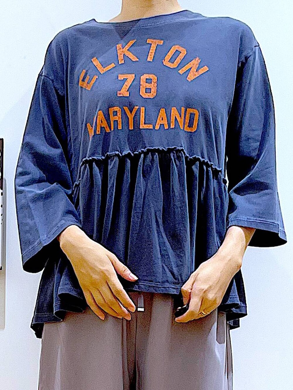 ホワイト系のショルダーバッグ、グレー系のその他パンツ、ホワイト系のパンプスを着用したレディースの秋コーディネートの7枚目の写真