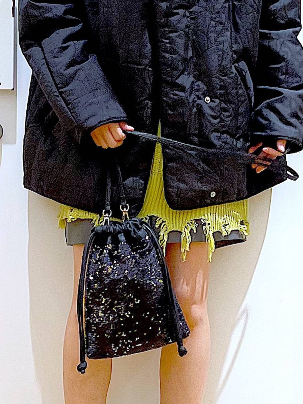 ブラック系のブーツ、ブラック系のショルダーバッグ、グレー系のその他パンツを着用したレディースの冬コーディネートの9枚目の写真