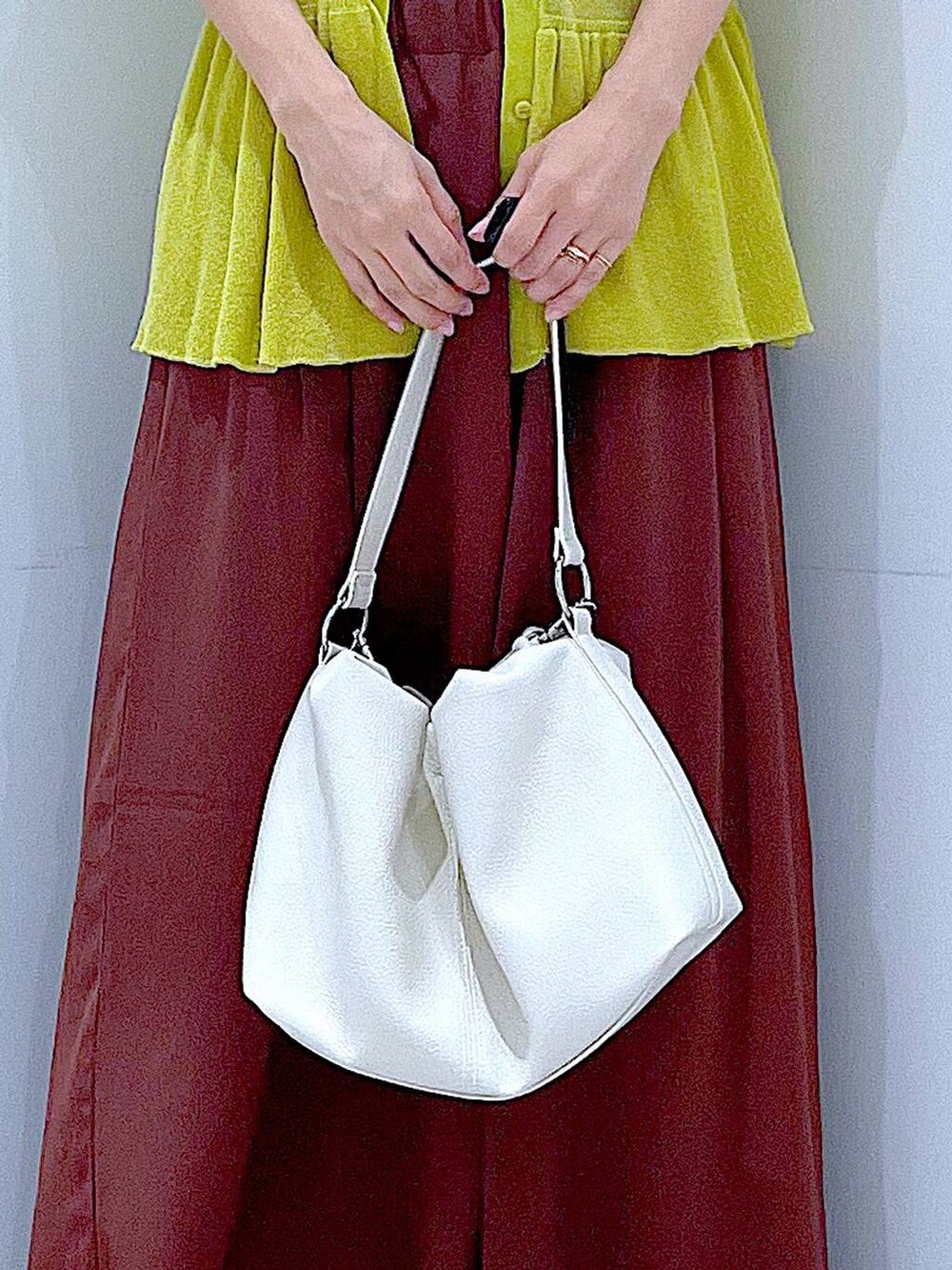 イエロー系のカーディガン/ボレロ、ホワイト系のショルダーバッグ、ブラウン系のその他パンツを着用したレディースの夏コーディネートの9枚目の写真