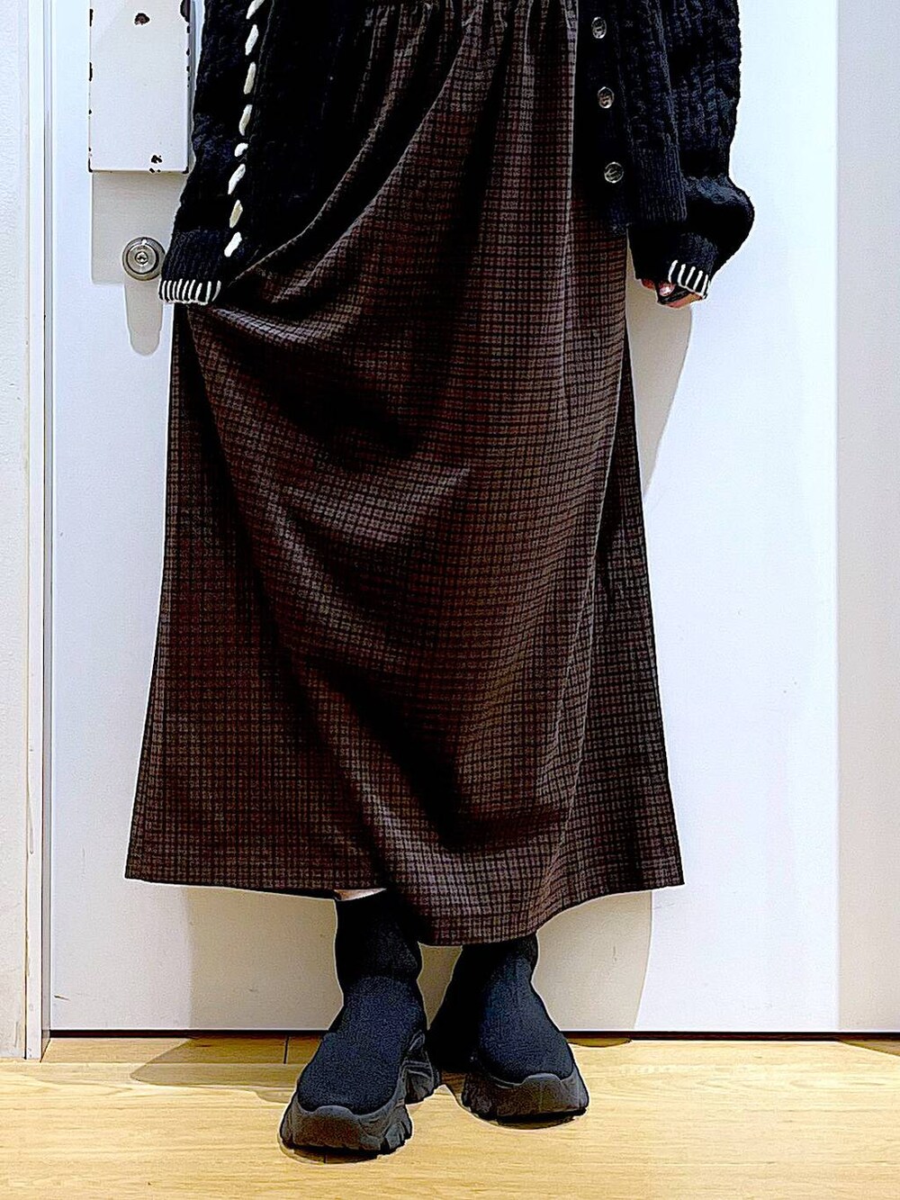 ブラック系のブーツ、ピンク系のショルダーバッグ、ブラック系のカーディガン/ボレロを着用したレディースの冬コーディネートの8枚目の写真
