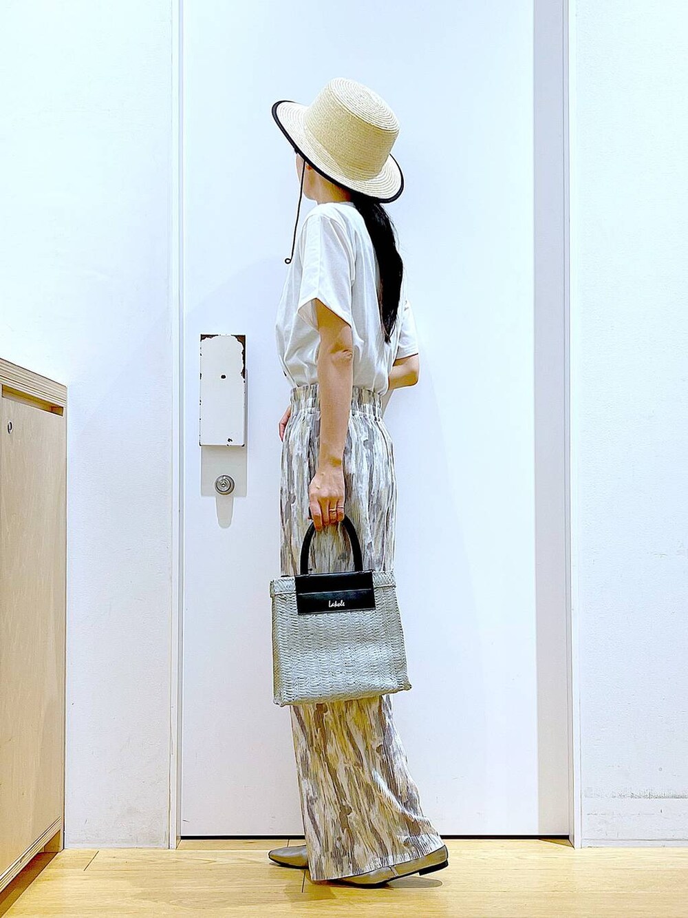 ベージュ系のその他パンツ、その他のパンプス、グレー系のショルダーバッグを着用したレディースの夏コーディネートの3枚目の写真