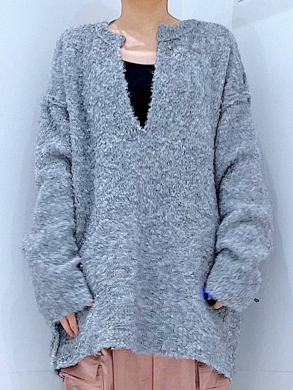 ブラック系のブーツ、グレー系のニット/セーター、ピンク系のカーゴパンツを着用したレディースの冬コーディネートの7枚目の写真