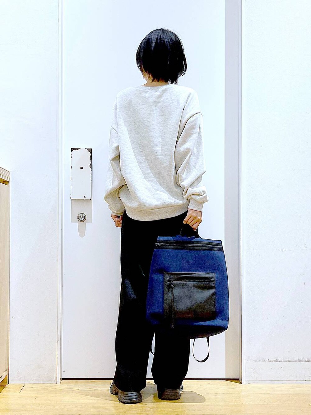 ブルー系のバックパック/リュック、ブラック系のブーツ、ブラック系のその他パンツを着用したレディースの冬コーディネートの5枚目の写真