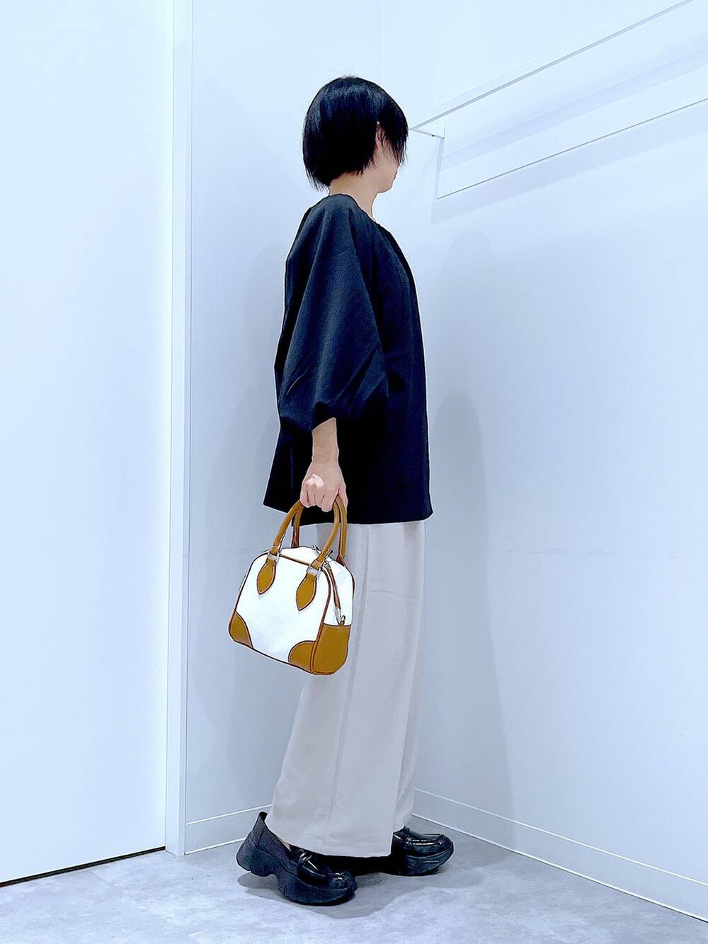 ベージュ系のその他パンツ、ブラック系のローファー、ブラック系のシャツ/ブラウスを着用したレディースの秋コーディネートの4枚目の写真