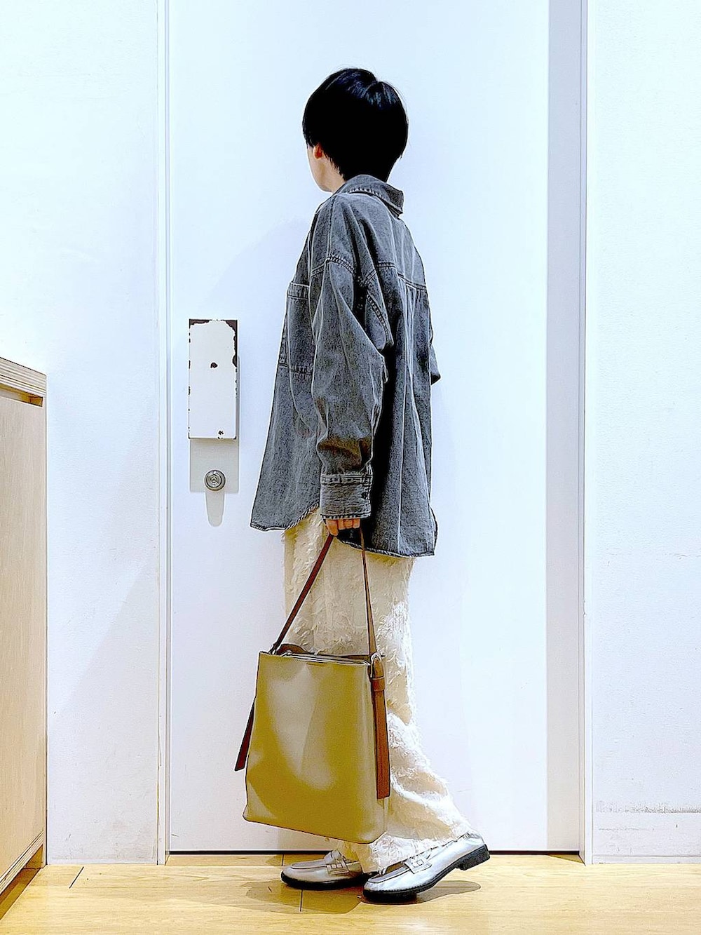 シルバー系のローファー、グレー系のシャツ/ブラウス、ベージュ系のショルダーバッグを着用したレディースの春コーディネートの3枚目の写真