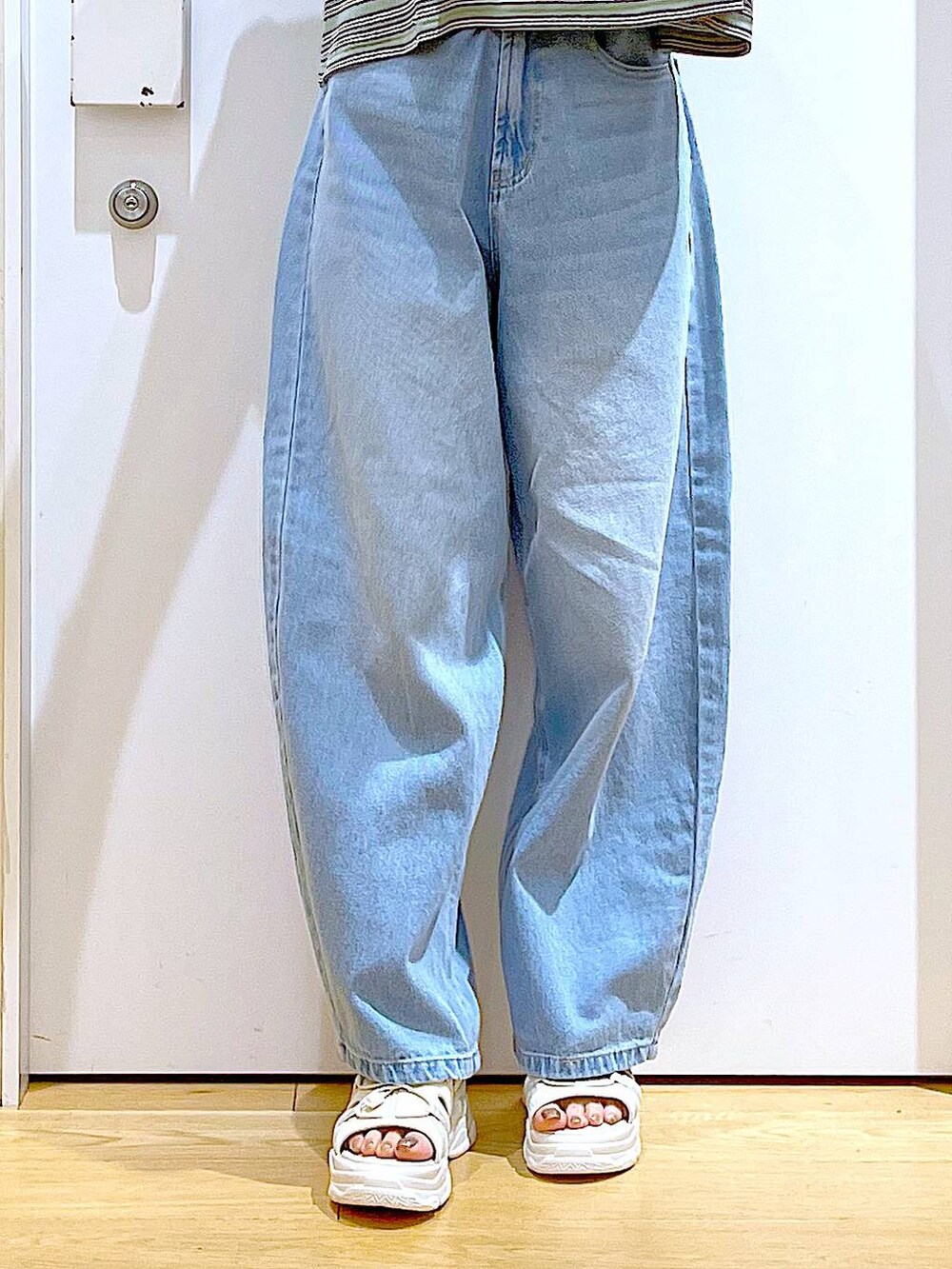 ホワイト系のバックパック/リュック、ホワイト系のサンダル、ブルー系のデニムパンツを着用したレディースの夏コーディネートの8枚目の写真