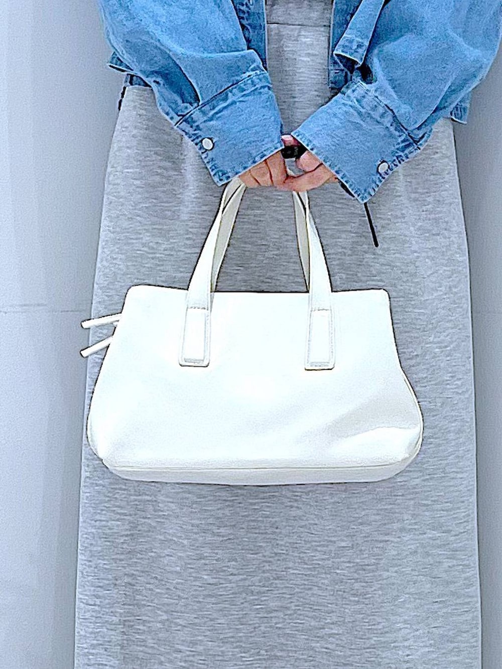 ブラック系のTシャツ/カットソー、ホワイト系のボストンバッグ、ブルー系のシャツ/ブラウスを着用したレディースの春コーディネートの9枚目の写真