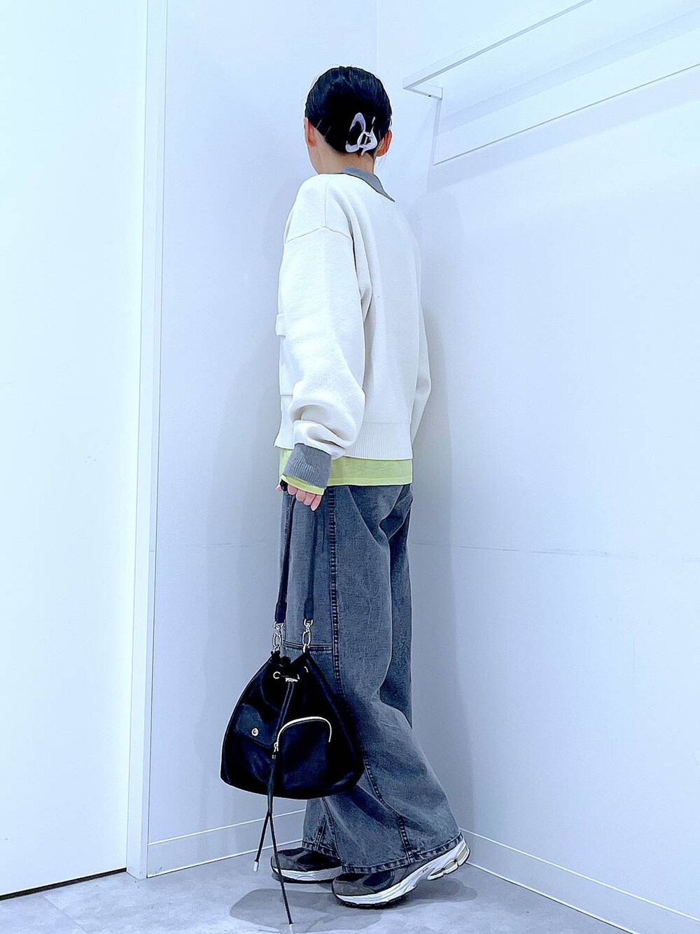 グリーン系のTシャツ/カットソー、ブラック系のショルダーバッグ、ベージュ系のカーディガン/ボレロを着用したレディースの春コーディネートの3枚目の写真