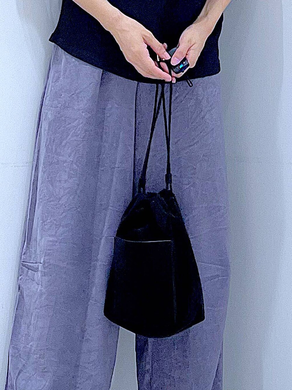 ブラック系のローファー、ブラック系のショルダーバッグ、パープル系のその他パンツを着用したレディースの夏コーディネートの9枚目の写真