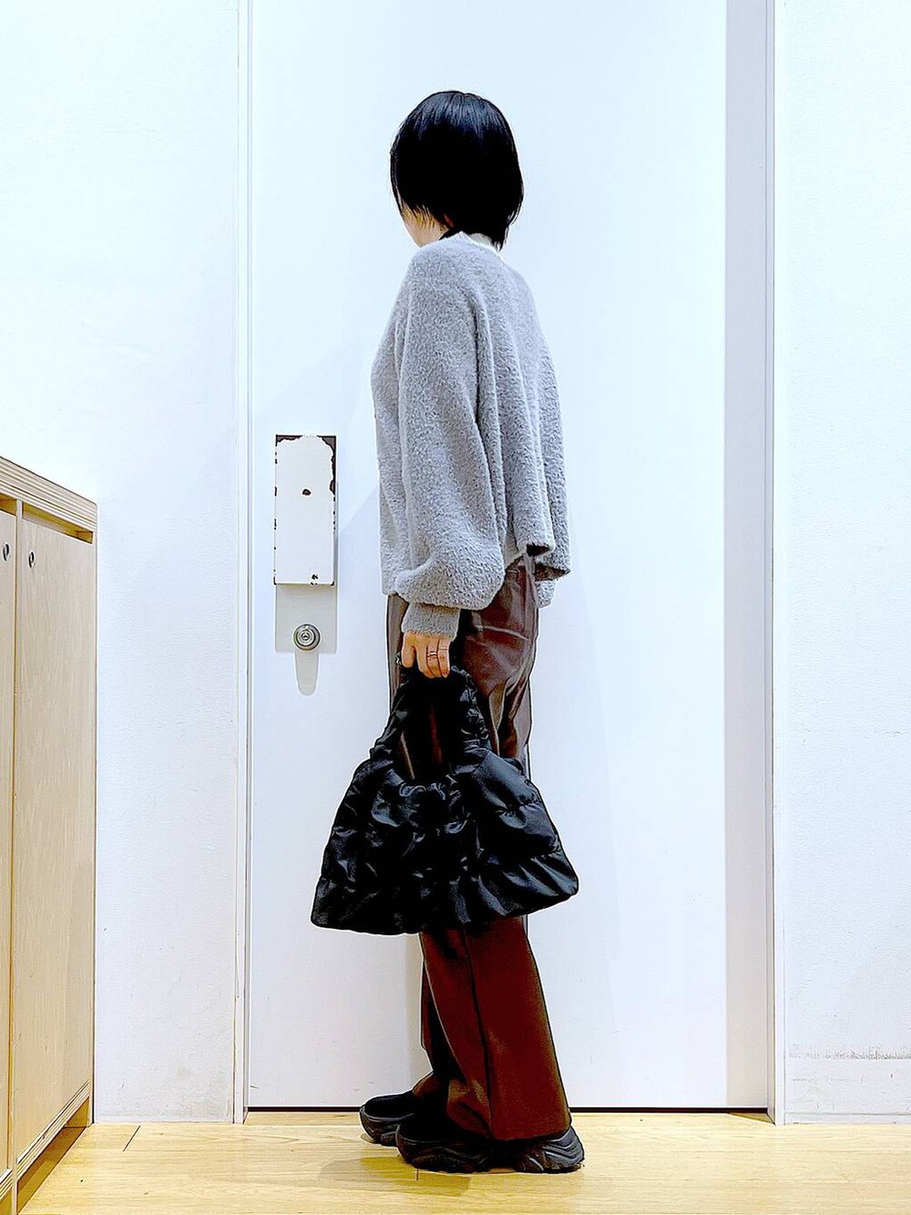 ベージュ系のニット/セーター、ブラック系のブーツ、ブラウン系のその他パンツを着用したレディースの秋コーディネートの3枚目の写真