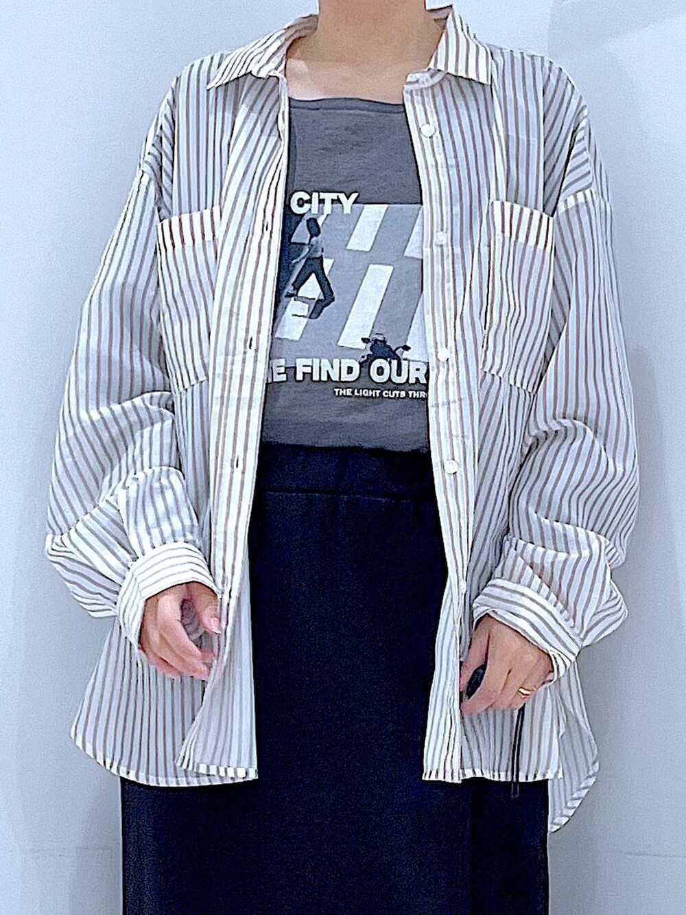 ホワイト系のショルダーバッグ、グレー系のTシャツ/カットソー、ホワイト系のシャツ/ブラウスを着用したレディースの夏コーディネートの7枚目の写真