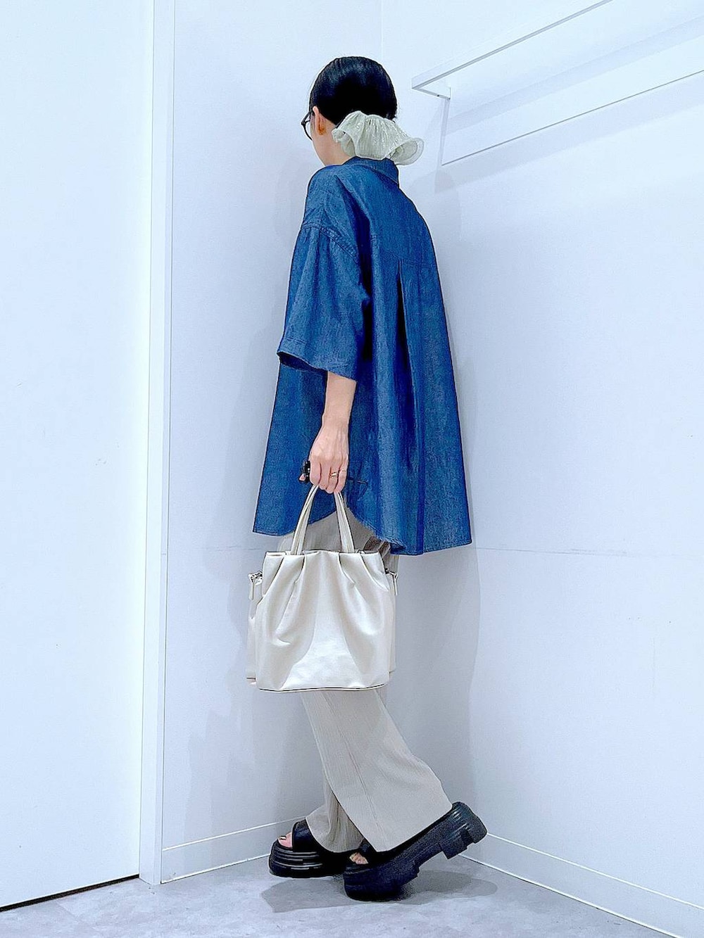 ベージュ系のその他パンツ、ブラック系のサンダル、ブルー系のシャツ/ブラウスを着用したレディースの夏コーディネートの3枚目の写真