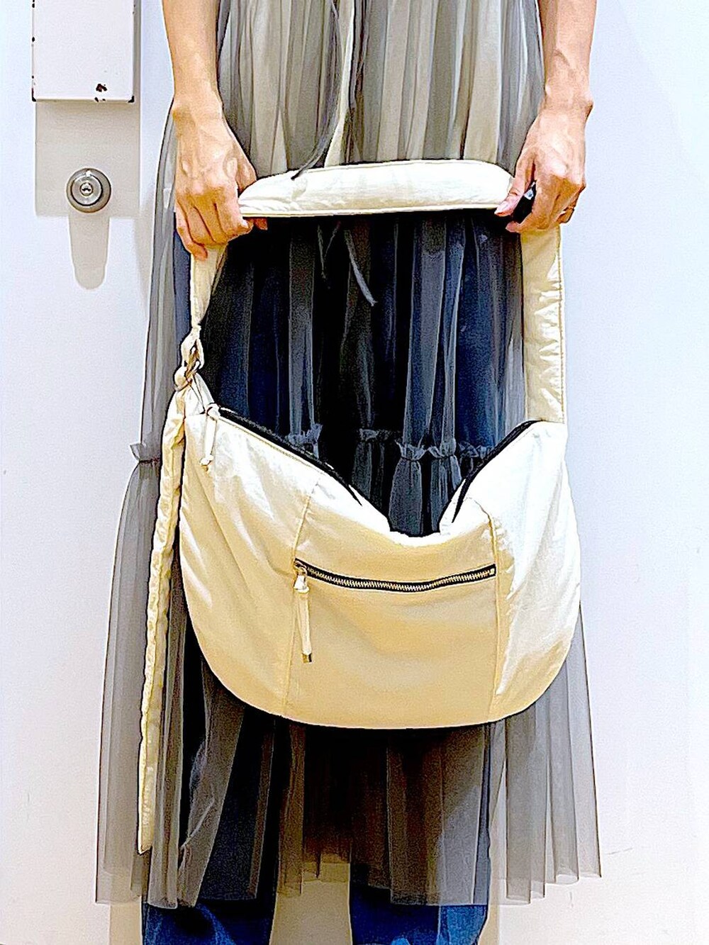 ブルー系のデニムパンツ、グレー系のワンピース、ベージュ系のTシャツ/カットソーを着用したレディースの夏コーディネートの9枚目の写真