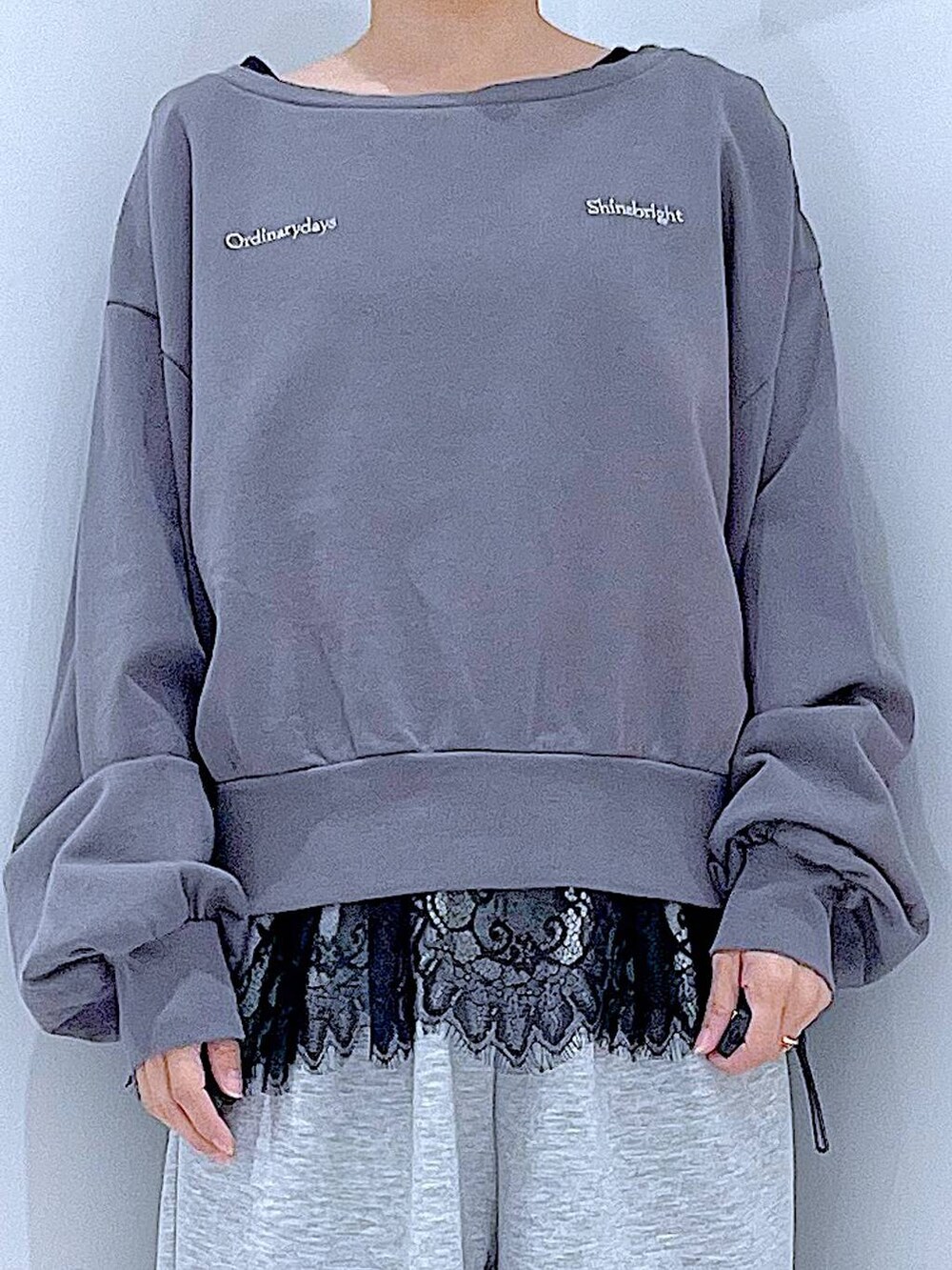 グレー系のスウェット、ブラック系のショルダーバッグ、ブラック系のタンクトップを着用したレディースの春コーディネートの7枚目の写真