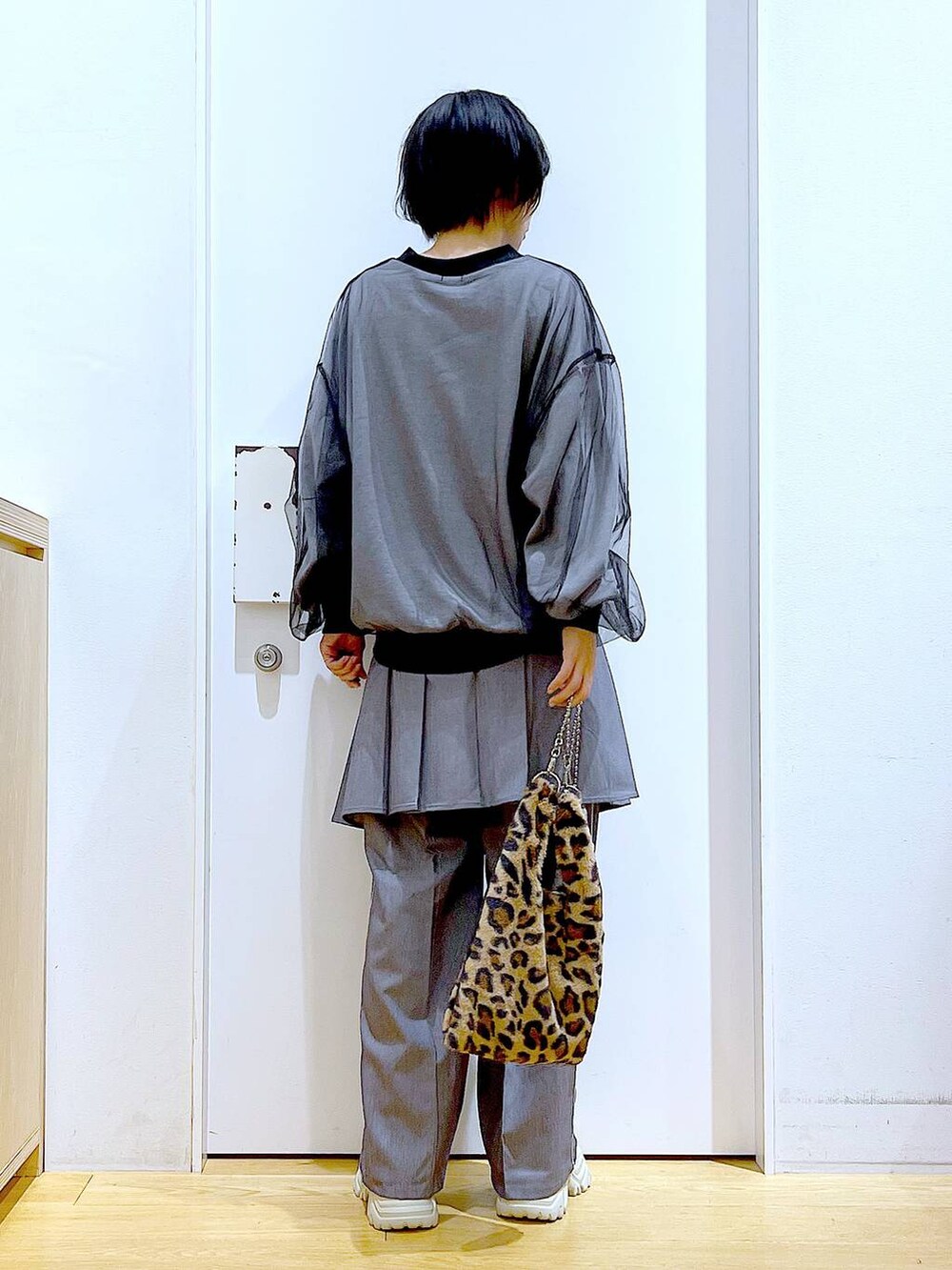 グレー系のスラックス、その他のショルダーバッグ、グレー系のスカートを着用したレディースの冬コーディネートの5枚目の写真