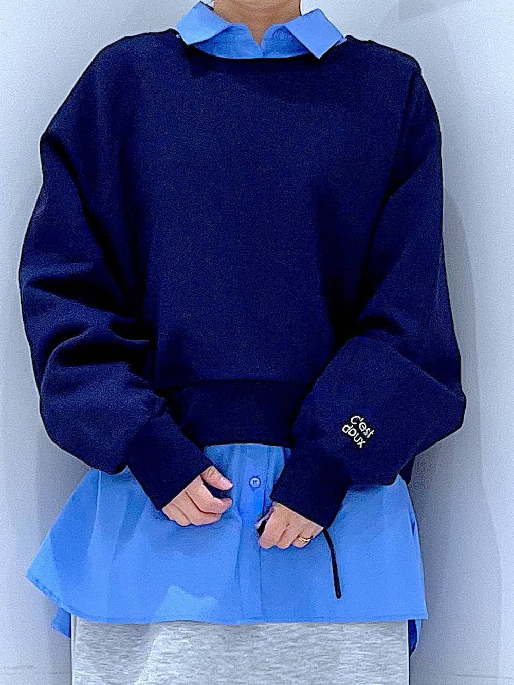 グレー系のショルダーバッグ、グレー系のスカート、ブルー系のシャツ/ブラウスを着用したレディースの春コーディネートの7枚目の写真