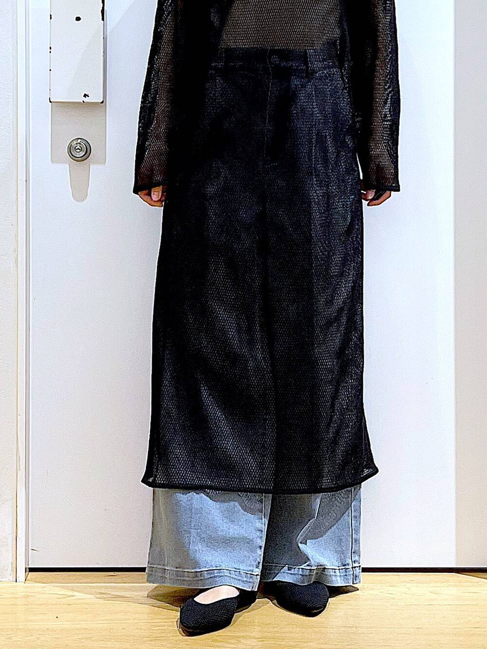 ブルー系のショルダーバッグ、ブラック系のパンプス、ブルー系のデニムパンツを着用したレディースの春コーディネートの8枚目の写真