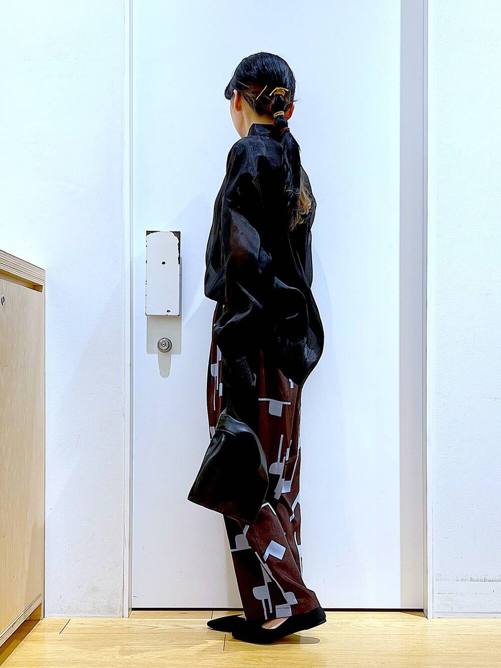 ブラック系のショルダーバッグ、ブラック系のパンプス、ブラウン系のその他パンツを着用したレディースの春コーディネートの3枚目の写真