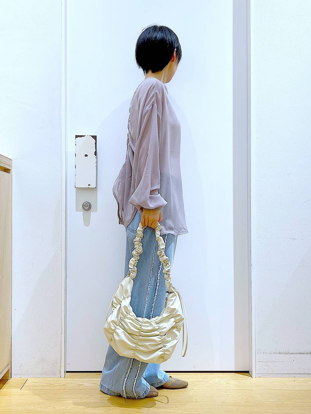 ベージュ系のパンプス、ブルー系のデニムパンツ、グレー系のシャツ/ブラウスを着用したレディースの夏コーディネートの4枚目の写真