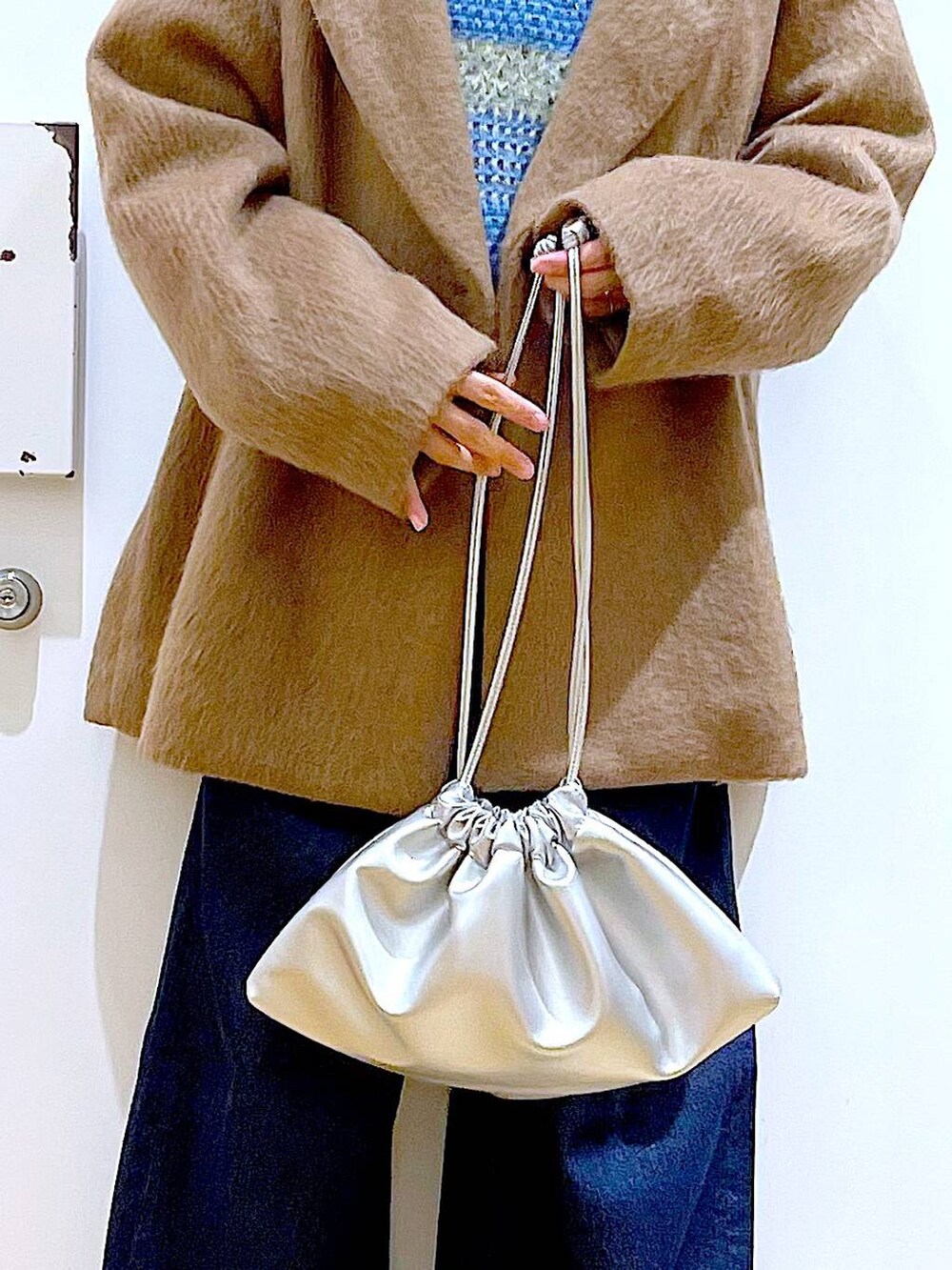 「LAKOLE、リラックス、若見え、ゆったり、休日コーデ、骨格ウェーブ、アウター、ジャケット、ニット、デニムパンツ、カジュアル、ショルダーバッグ、ブーツ、冬コーデ、テーマパーク」｜「LAKOLEのタンクソールチェルシーブーツ / 969390（ブーツ、ベージュ系）」を使った、あおき@LAKOLE海老名さん（レディース・156cm）の冬コーディネートの9枚目の写真