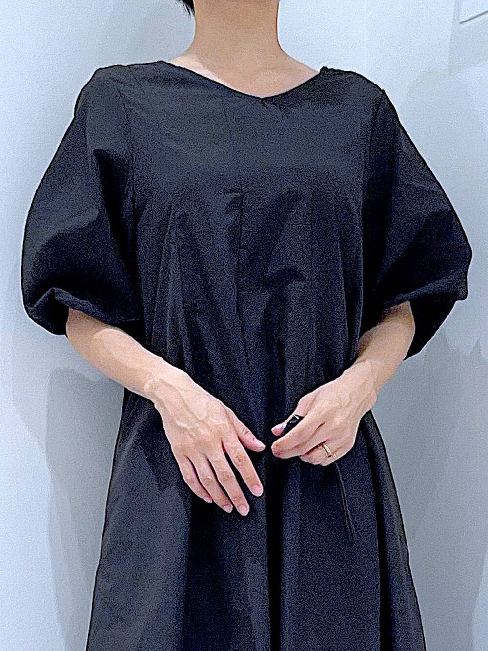 ブラック系のサンダル、ブラック系のワンピースを着用したレディースの夏コーディネートの7枚目の写真