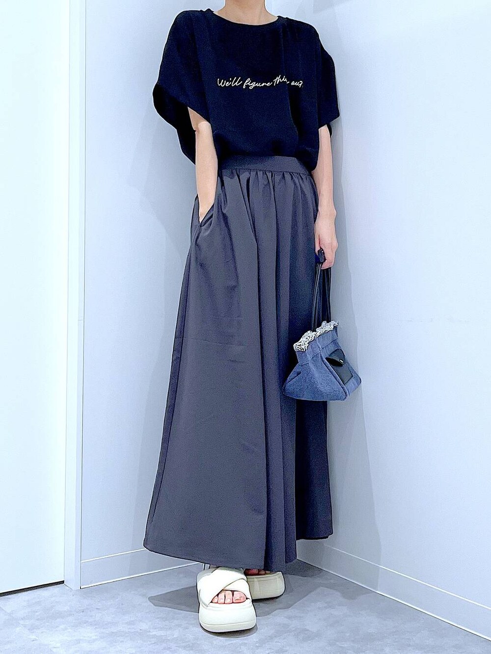 ブルー系のショルダーバッグ、ホワイト系のサンダル、グレー系のその他パンツを着用したレディースの夏コーディネートの6枚目の写真