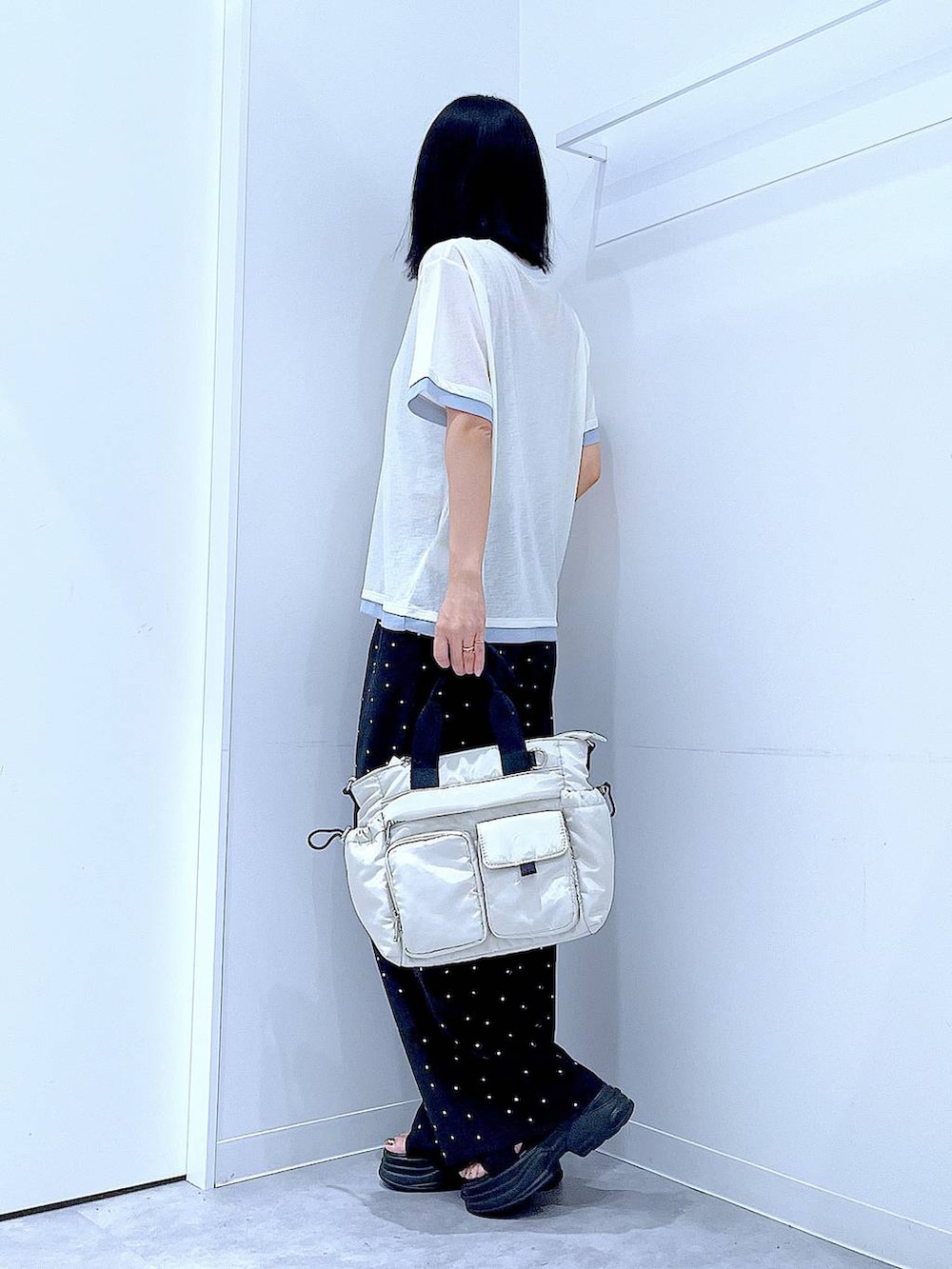 その他のその他パンツ、ホワイト系のトートバッグ、ホワイト系のTシャツ/カットソーを着用したレディースの夏コーディネートの3枚目の写真